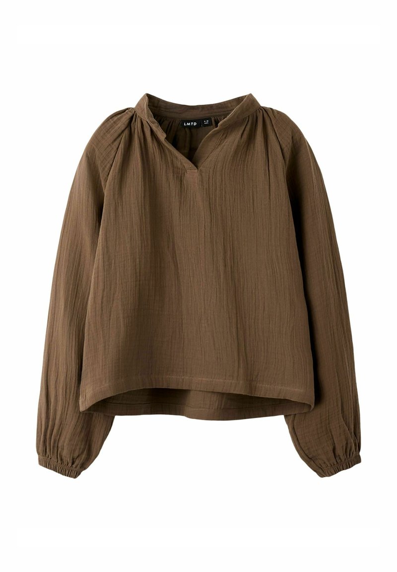 Smeđa lagana majica s dugim rukavima od teksturiranog tkanja, s V-izrezom i naborima na ramenima.