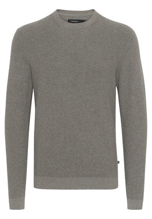 Grau gestrickter Pullover mit langen Ärmeln und Rundhalsausschnitt. Rippstruktur über die gesamte Oberfläche, mit einer leicht taillierten Silhouette und einem dezenten Markenetikett an der Seite.