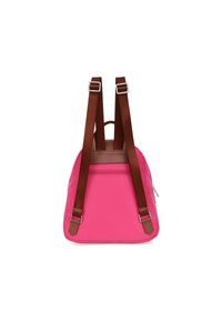 Zaino rosa con spallacci marroni, una texture liscia e una tasca con zip sul retro. Presenta spallacci regolabili e hardware robusto.
