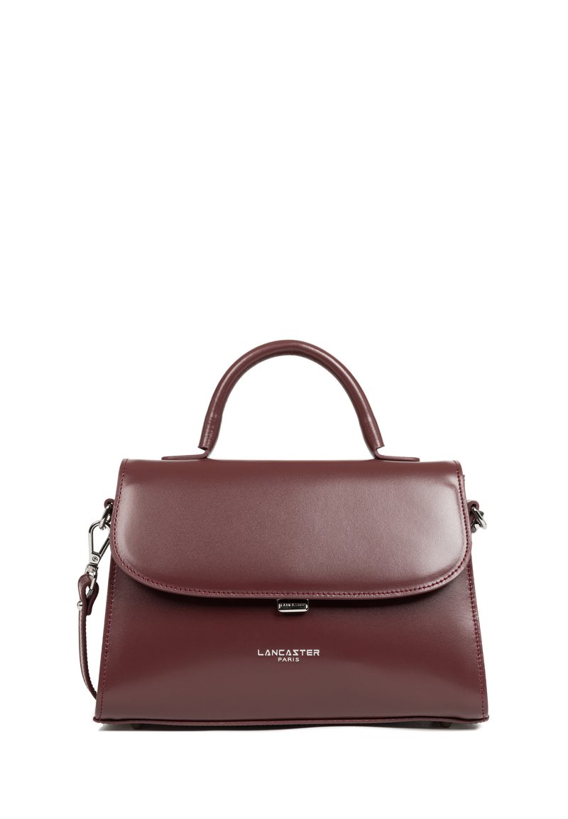 Borsa in pelle bordeaux con un design strutturato, manico superiore e tracolla rimovibile; presenta una chiusura a pattina e un dettaglio del logo.