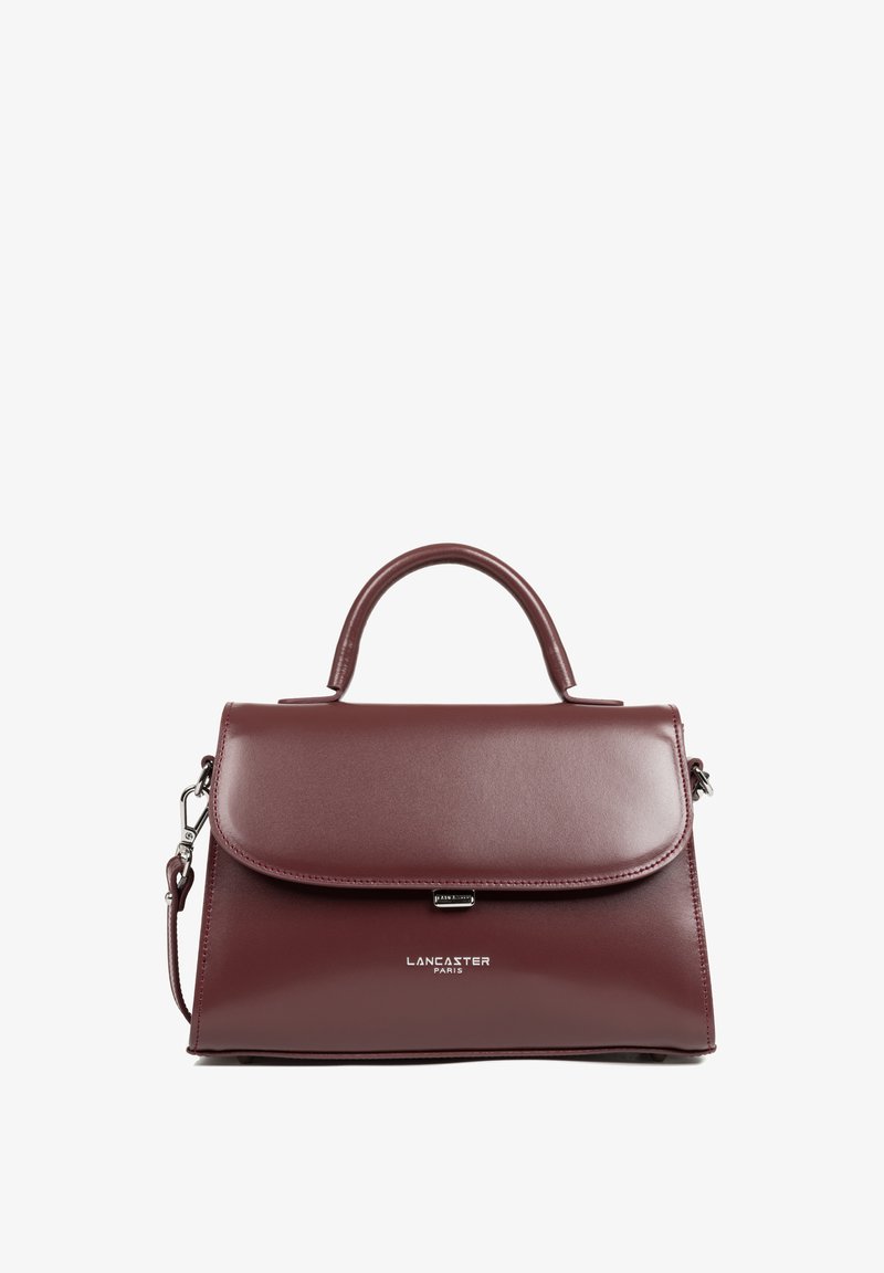 Borsa in pelle bordeaux con un design strutturato, manico superiore e tracolla rimovibile; presenta una chiusura a pattina e un dettaglio del logo.