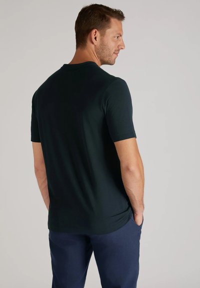 T-shirt à manches courtes vert foncé en tissu doux, avec un col rond classique et une coupe décontractée. Un design uni sans motifs.