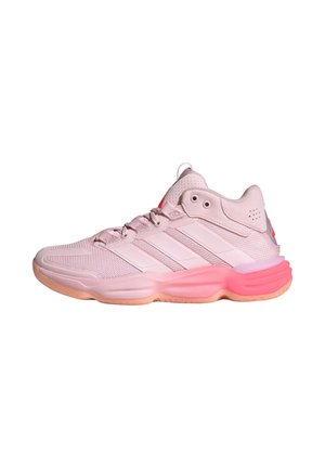 Jasnoróżowy sportowy sneaker z siateczkową i syntetyczną cholewką, sznurowany, z amortyzowaną podeszwą środkową przechodzącą z różowego w kolor koralowy oraz teksturowaną beżową podeszwą zewnętrzną.