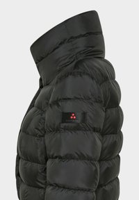 Zwart donsjack met hoge kraag, doorgestikt ontwerp en glanzende textuur. Heeft een zwart merkpatch met drie rode stippen op de mouw.