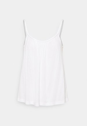 Biała koszulka na cienkich ramiączkach, marszczona przy dekolcie, wykonana z miękkiego materiału. Ramiączka mają teksturowany detal dla dodatkowego efektu.