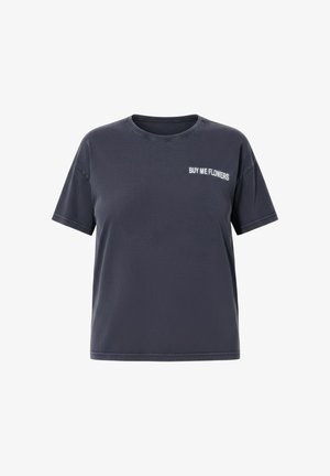 Camiseta de color gris oscuro con mangas cortas y cuello redondo, con el texto blanco "CÓMPRAME FLORES" impreso en la parte superior izquierda del pecho.