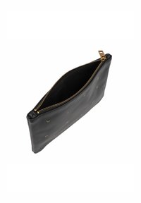 Clutch in pelle nera con hardware dorato, chiusura con zip e motivo logo in rilievo all'esterno. Texture liscia con interno aperto.