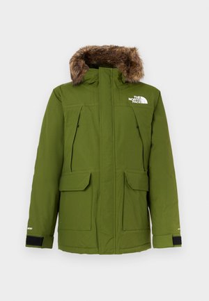Olīvu zaļa parka jaka ar kažokādas oderi kapuci, divām priekšējām kabatām, regulējamām piedurknēm un zīmolu kreisajā krūtī. Tekstūru auduma apdare.