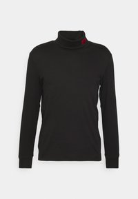 Schwarzer Rollkragenpullover aus weichem Stoff, mit langen Ärmeln und tailliertem Schnitt. Enthält ein kleines rotes Etikett am Kragen.