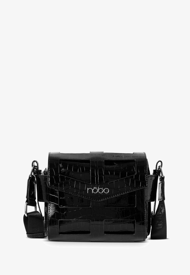 Sac bandoulière en cuir verni noir avec texture crocodile, fermeture par rabat à l'avant et bandoulière amovible. Détails en logo argent.