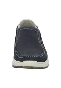 Marineblaue Slipper mit weißer Naht, strukturiertem Obermaterial, runder Zehenpartie und einer helleren Gummisohle mit leichtem Profil.