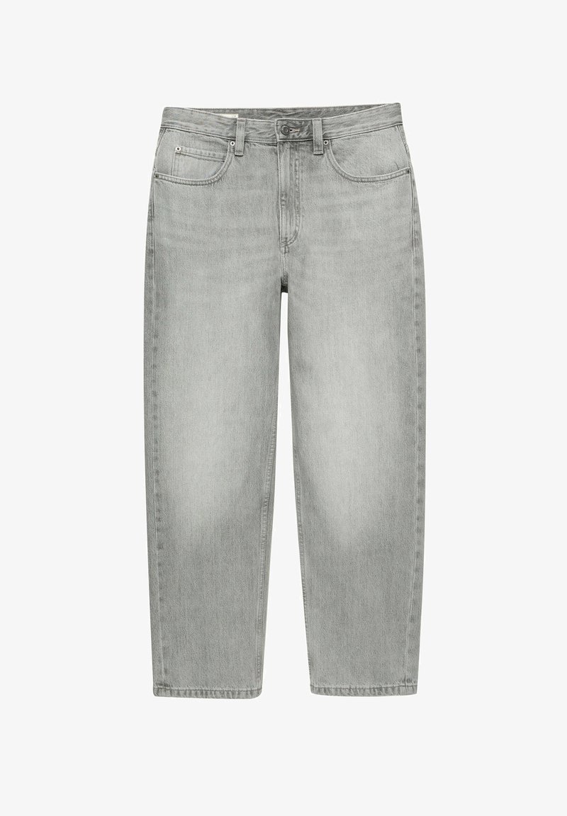 Jean gris clair à jambes droites avec fermeture bouton et zip, passants de ceinture, et poches avant et arrière.