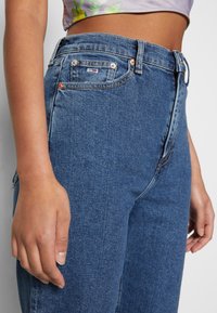 Tommy Jeans JULIE - Calças de ganga de perna direita - denim dark