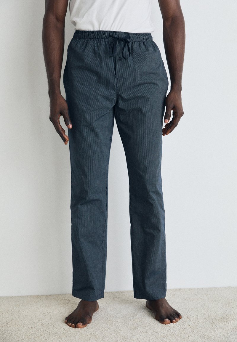 Mannen's donkergrijze gestreepte broek met een elastische tailleband en een trekkoord. Heeft een losse pasvorm en een eenvoudige, zachte textuur. Geen zichtbare zakken.