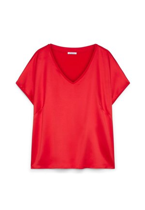 Červená halenka s krátkými rukávy, výstřihem do V a volným střihem, vyrobená z hladké tkaniny, zobrazena na bílém pozadí.