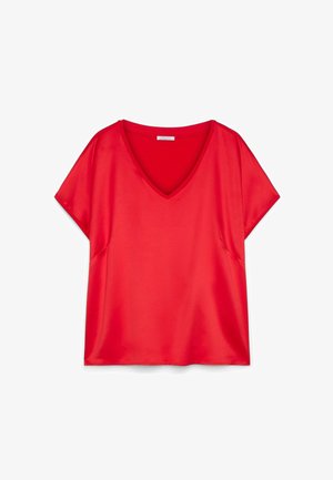 Rode blouse met korte mouwen, V-hals en losse pasvorm, gemaakt van gladde stof, getoond op een witte achtergrond.