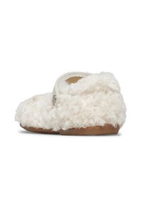 Scarpina bianca soffice con una suola marrone morbida e una fascia regolabile fissata con un piccolo bottone rotondo sul lato.