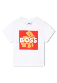 Maglietta bianca a maniche corte con una grafica quadrata rossa che presenta forme astratte gialle e la parola "BOSS" in lettere bianche e grassetto.