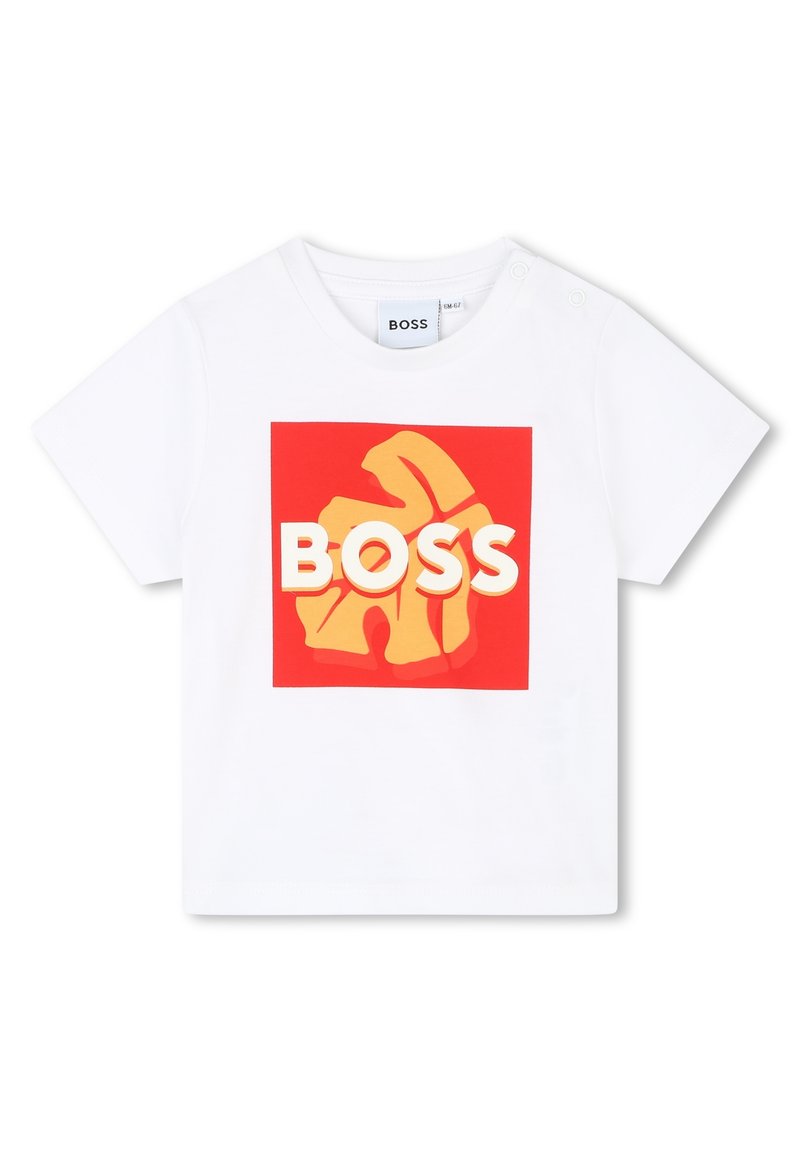 Maglietta bianca a maniche corte con una grafica quadrata rossa che presenta forme astratte gialle e la parola "BOSS" in lettere bianche e grassetto.