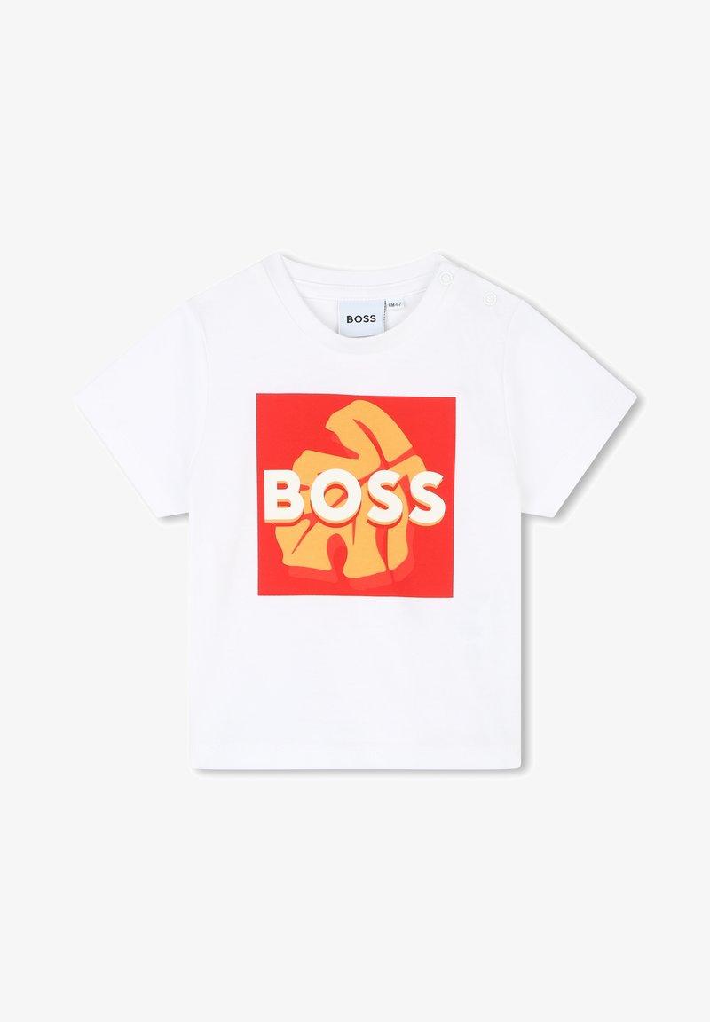 Maglietta bianca a maniche corte con una grafica quadrata rossa che presenta forme astratte gialle e la parola "BOSS" in lettere bianche e grassetto.