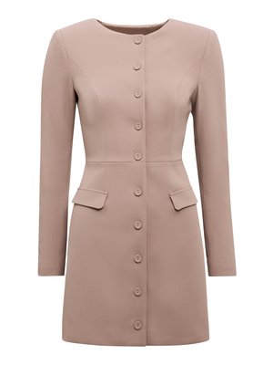 Robe longueur genou en tissu rose poudré, avec manches longues, col rond, six boutons sur le devant et deux poches avant.