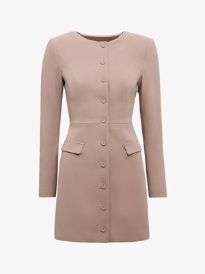 Knie-lange jurk van blush roze stof, met lange mouwen, een ronde hals, zes knopen aan de voorkant en twee voorzakken.