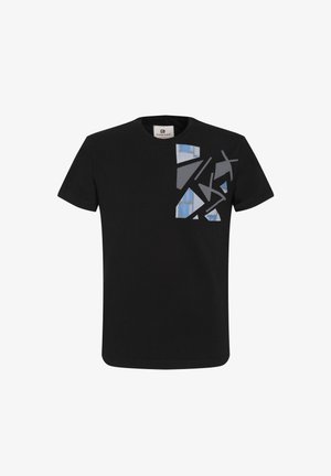Zwart katoenen t-shirt met een geometrische grafiek in grijs en blauw aan de linkerkant. Korte mouwen en een klassieke ronde hals.
