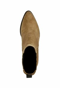 Bottine en daim beige à bout pointu et intérieur noir. Dotée d'une languette au talon et de panneaux latéraux texturés. Semelle plate.