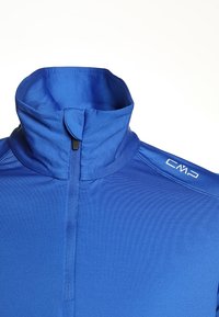 Blå, långärmad sporttröja med hög krage, halvdold dragkedja och CMP-logga på axeln, tillverkad av mjukt, lätt tyg.