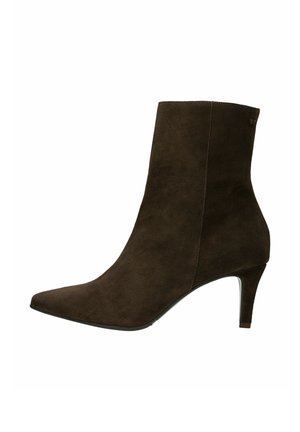 Brauner Wildleder-Ankle-Boot mit spitzer Zehe, schmalem hohen Absatz und minimalistischem Design. Besitzt eine glatte Textur und dezente Nahtakzente.