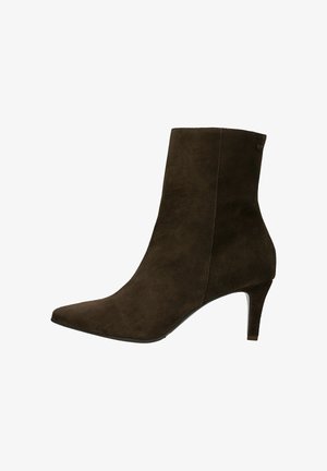 Stivaletto in camoscio marrone con punta affusolata, tacco alto sottile e design minimalista. Caratterizzato da una texture liscia e da delicate cuciture decorative.