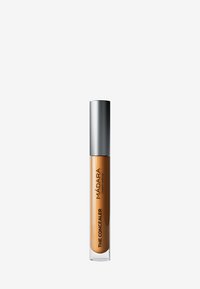 Flüssiger Concealer in einem klaren, zylindrischen Rohr mit einem silbernen Deckel. In einem mittleren Braunton. Etikett zeigt Marke und Produktnamen.