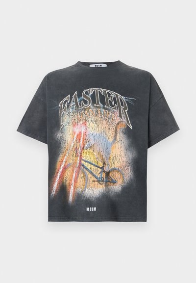 T-shirt noir avec un graphisme coloré représentant un chat chevauchant un vélo, accompagné des textes « PLUS VITE » et « VIE BRILLANTE » au-dessus.