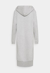 Grå sweatshirtklänning med huva, långärmad, ribbade muddar och knä-length design, tillverkad av mjukt, texturerat material.