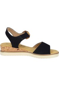 Czarne zamszowe sandały na koturnie z korkowym obcasem, brązowy wkład oraz regulowany pasek z ozdobnym akcentem w odcieniu brązowym. Lekka konstrukcja z otwartym noskiem.