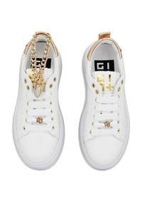 Sneakers bianchi con tomaia sintetica liscia, dettagli dorati, punta rotonda, accessori dorati sui lacci e un dettaglio decorativo in catena dorata.