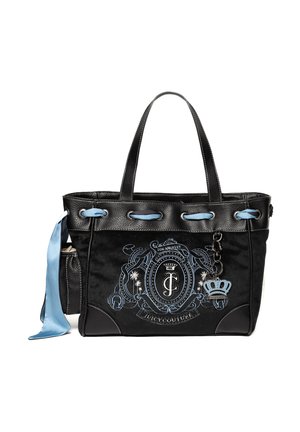 Schwarze Juicy Couture Tragetasche mit blau besticktem Wappen, Ledergriffen, blauem Band und kronenförmigem Anhänger auf der Vorderseite.