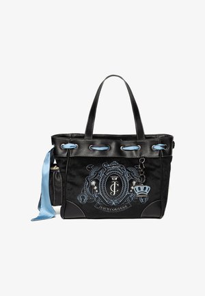 Zwarte Juicy Couture draagtasje met blauw geborduurd wapen, leren handvatten, blauw lint en kroonvormige bedel aan de voorkant.