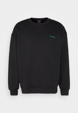 Zwarte crewneck trui met lange mouwen en kleine turquoise tekst met de tekst "lets fresh…" op de linkerborst.