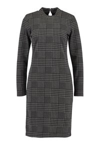 Robe à manches longues en noir et gris à motif pied-de-poule, avec un col haut et une découpe en forme de clé dans le dos. Texture de tissu lisse.
