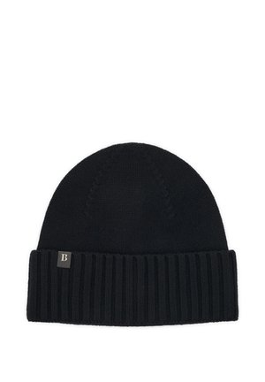 Bonnet noir tricoté avec revers côtelé plié et petite étiquette portant la lettre B sur le côté.