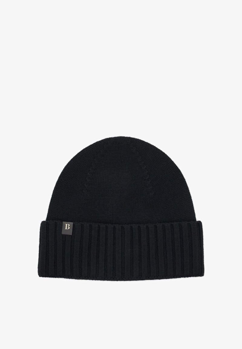 Bonnet noir tricoté avec revers côtelé plié et petite étiquette portant la lettre B sur le côté.
