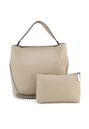 Beige textuurt handtas met een enkele bovenhandgreep en zilveren kettingdetail, vergezeld door een bijpassend beige etuitje met ritssluiting.