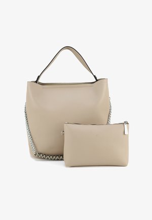 Beige textuurt handtas met een enkele bovenhandgreep en zilveren kettingdetail, vergezeld door een bijpassend beige etuitje met ritssluiting.