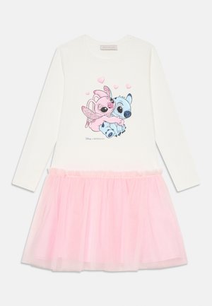 Abito bianco a maniche lunghe con gonna in tulle rosa, caratterizzato da una grafica di due personaggi dei cartoni animati e dettagli a forma di cuore rosa.