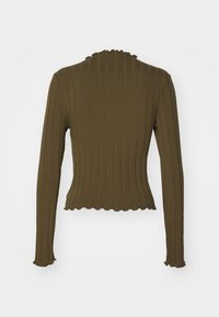 Oliven grønn ribbestrikket genser med lange ermer, volangkrage og cropped lengde. Materialet ser ut til å være teksturert og tettsittende.