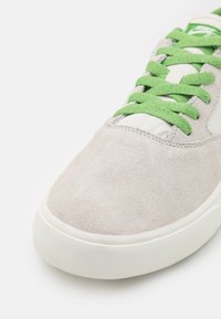 Nike SB CHRON 2 UNISEX - Joggesko - phantom/chlorophyll/summit white/sail