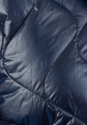 Marineblauwe gewatteerde stof met een glanzende afwerking, die diamantvormige stiksels toont en een gladde textuur heeft met zachte vulling.