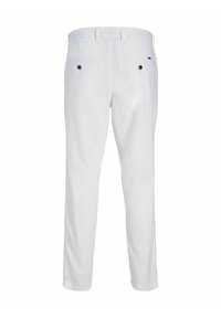 Vita herrbyxor visade bakifrån, med två knäppta bakfickor och bältesöglor på midjan.