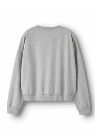 Pelēks džemperis ar apaļu kakla izgriezumu, garām piedurknēm un ribotām aprocēm un apakšmalu. Izgatavots no mīksta materiāla, ar vienkāršu, gludu tekstūru.